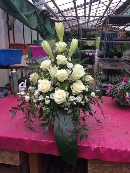 Großes Bukett aus weißen Lilien und Rosen