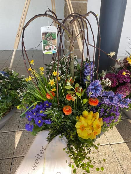 Buntes Gesteck in einem Herzgestell
