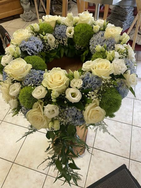 Blumenherz aus weißen Rosen und blauen Hortensien