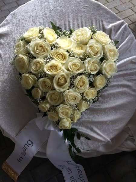 Herz aus weißen Rosen