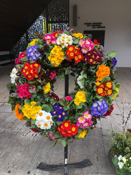 Großer, farbenfroher Trauerkranz