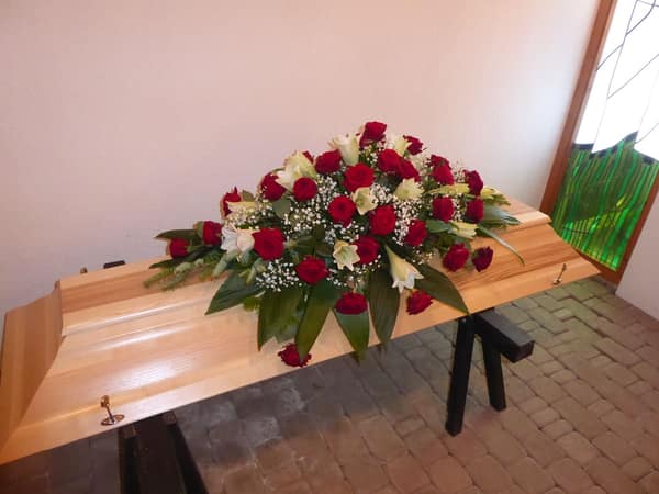 Sargbukett aus roten Rosen