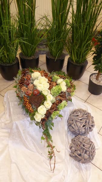 Naturnahe Blumenschale mit Gräsern und Steinen