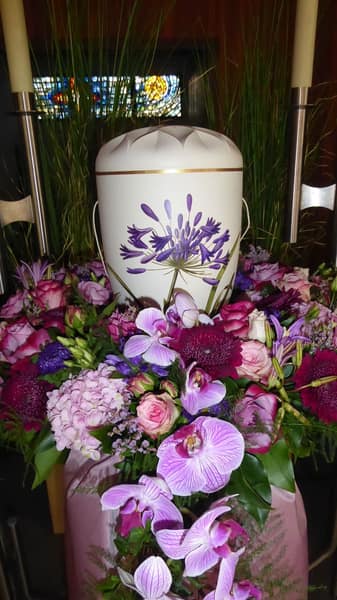 Urne mit Orchideen in Violett und Pink