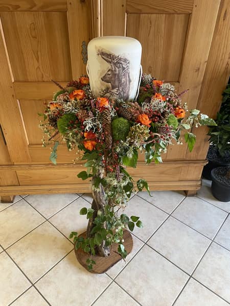 Herbstliches Urnengesteck mit Kerze